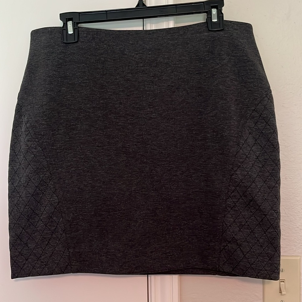 Charcoal gray skirt by Simply Vera Vera Wang. Size LP.